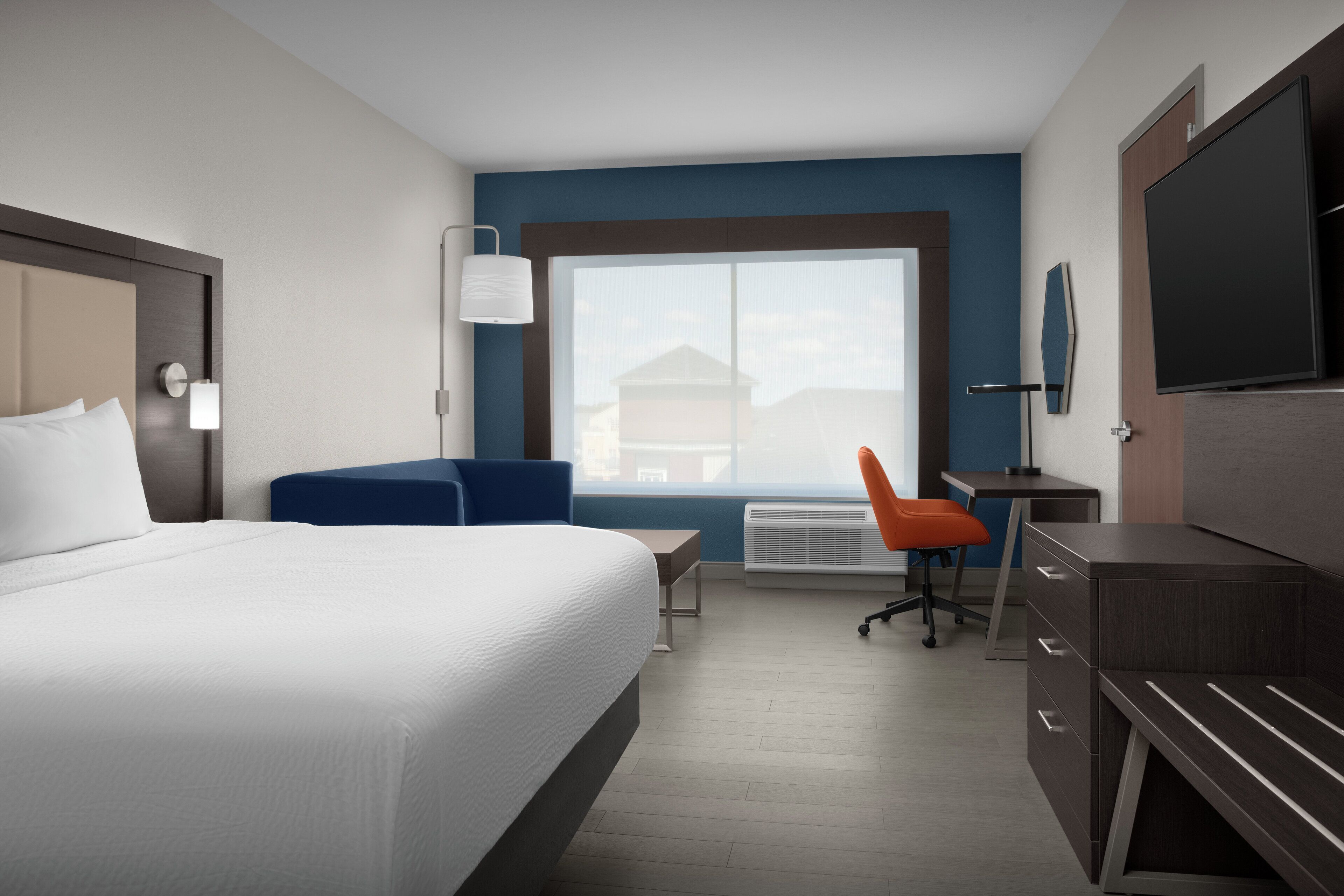 أغطية فراش متميزة وخزنة داخل الغرفة ومكتب ومساحة عمل للكمبيوتر المحمول