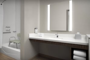 Articles de toilette (gratuits), séchoir à cheveux, serviettes fournies