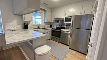 Cottage, 4 kamar tidur | Dapur pribadi | Lemari es besar, microwave, kompor, dan mesin pencuci piring