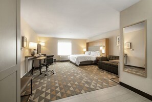 Desk, blackout curtains, iron/ironing board, free cots/infant beds - Holiday Inn & Suites Decatur-Forsyth by IHG (Decatur)