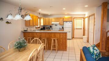 Cottage, 3 kamar tidur | Dapur pribadi | Lemari es besar, microwave, kompor, dan mesin pembuat kopi/teh