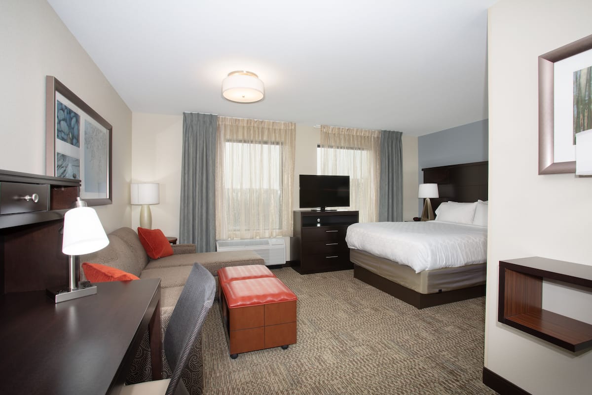 Studio Suite, 1 Queen Bed, Kitchen, Mountain View | Desk, WiFi (free), bed sheets