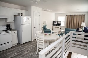 Cottage, 2 chambres | Cuisine privée | Grand réfrigérateur, micro-ondes, plaque de cuisson, lave-vaisselle