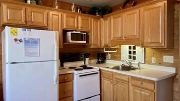 Studio | Dapur pribadi | Lemari es besar, microwave, kompor, dan mesin pembuat kopi/teh