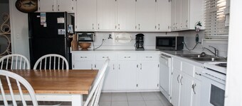 Native Sun 2 Bedroom Cottage by RedAwning