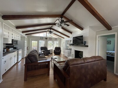 Wild N Wonderful 4 Bedroom Cottage by RedAwning