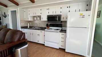 Cottage, 4 Bedrooms | Private kitchen | Full-size fridge, microwave, stovetop, dishwasher
