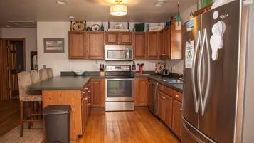 Cottage, 4 kamar tidur | Dapur pribadi | Lemari es besar, microwave, kompor, dan mesin pencuci piring