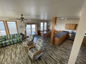 村舍, 3 间卧室 | 起居区 | 电视、DVD 播放器