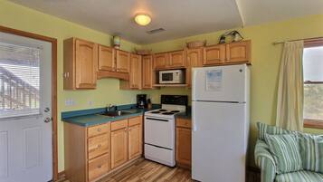 Studio | Dapur pribadi | Lemari es besar, microwave, kompor, dan mesin pembuat kopi/teh