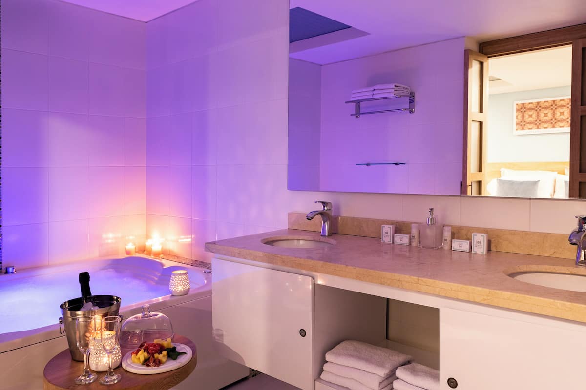 Premium Room, Hot Tub | Premium bedding, pillowtop beds, in-room safe, desk