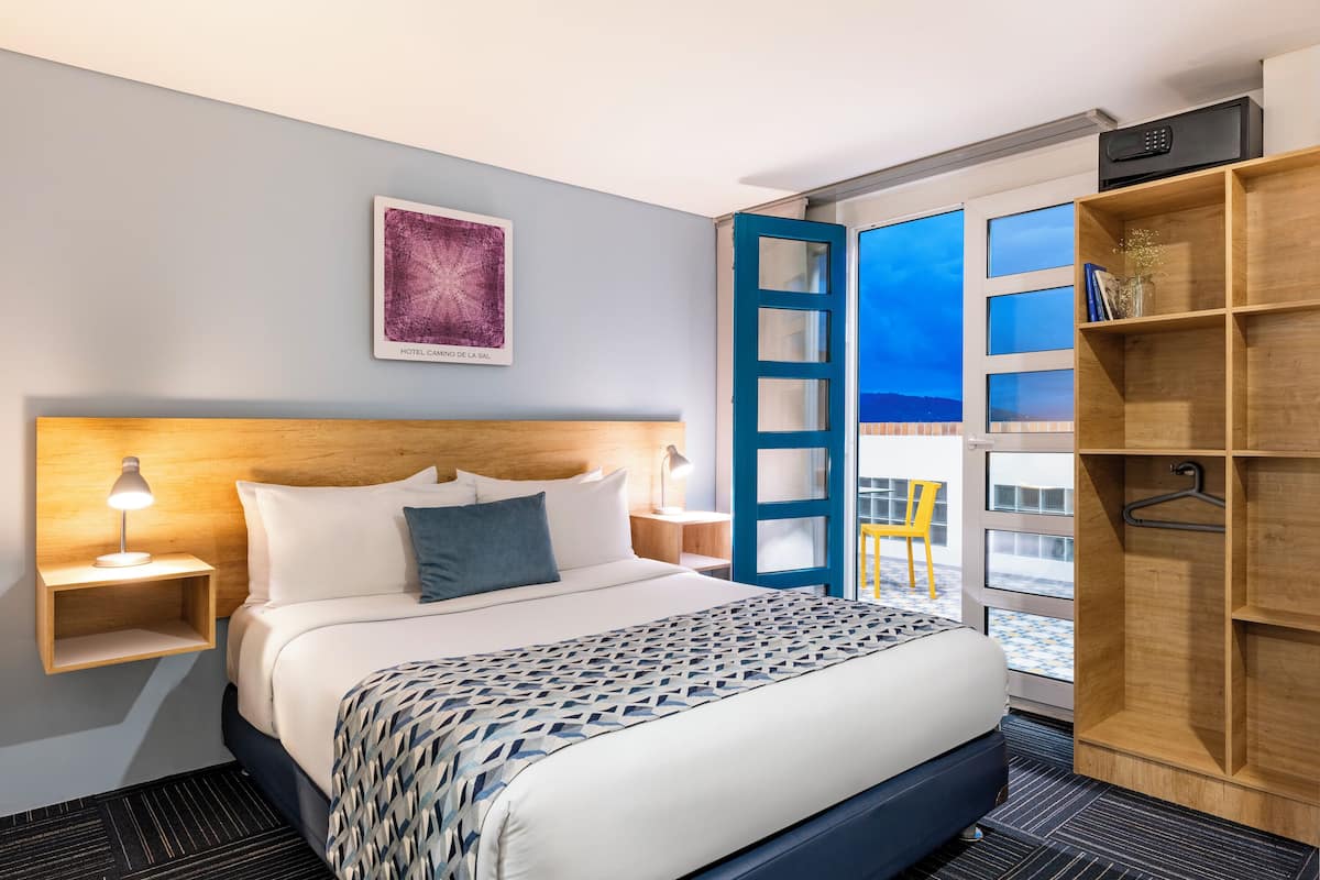 Superior Room, 1 Queen Bed, City View | Premium bedding, pillowtop beds, in-room safe, desk