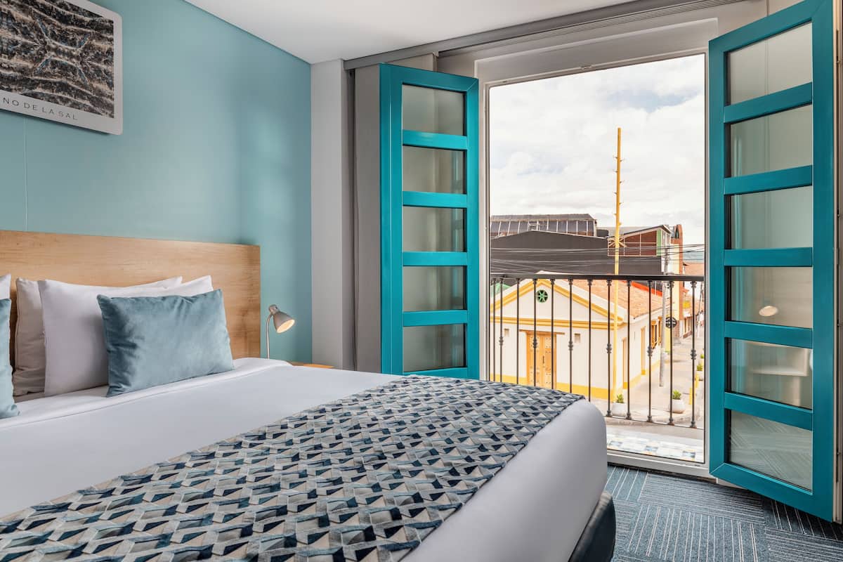 Deluxe Room, 1 King Bed, Balcony | Premium bedding, pillowtop beds, in-room safe, desk