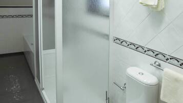 Baignoire relaxante profonde, articles de toilette gratuits