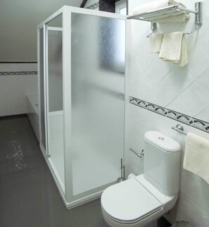 Deep-soaking bathtub, free toiletries, hair dryer
