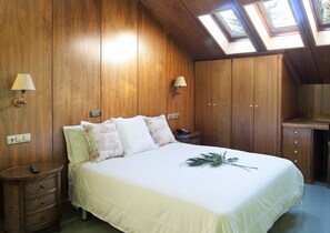 Single Room | In-room safe, desk, free cots/infant beds, rollaway beds