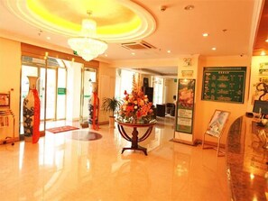 A hotel lobby with a chandelier, a reception desk, and a large floral arrangement. - GreenTree Inn Beijing Changping District Beiqijia Future Science & Technology City Hotel (Beijing)