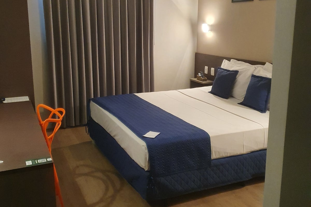 Quarto casal superior | Frigobar, cofres nos quartos, escrivaninha, quartos à prova de som