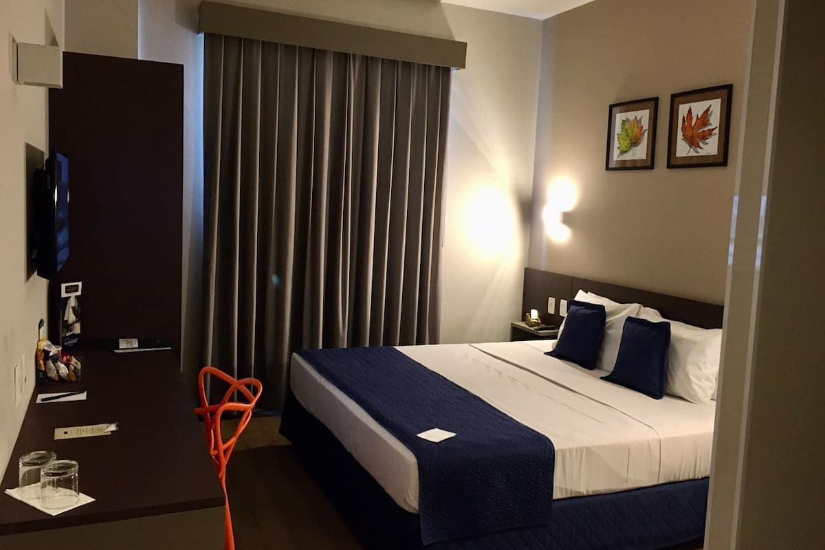 Quarto casal superior | Frigobar, cofres nos quartos, escrivaninha, quartos à prova de som