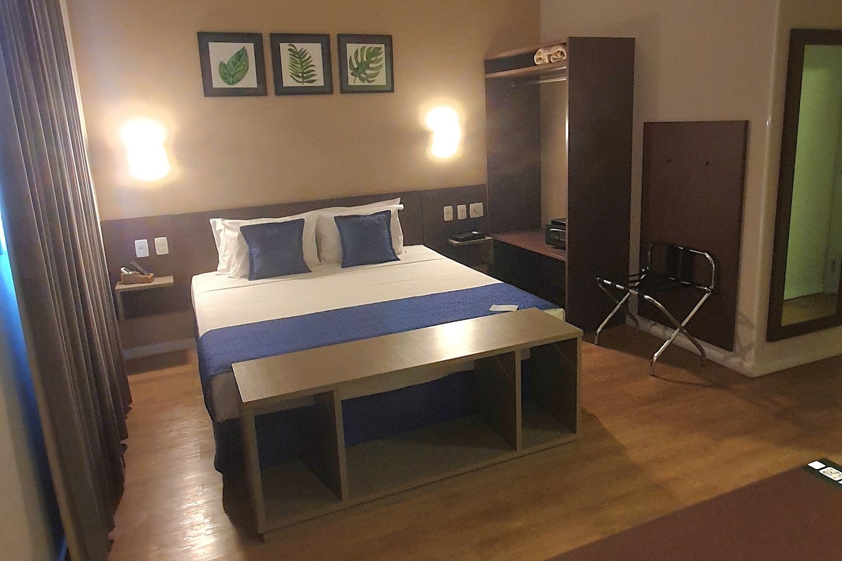 Suíte superior | Frigobar, cofres nos quartos, escrivaninha, quartos à prova de som