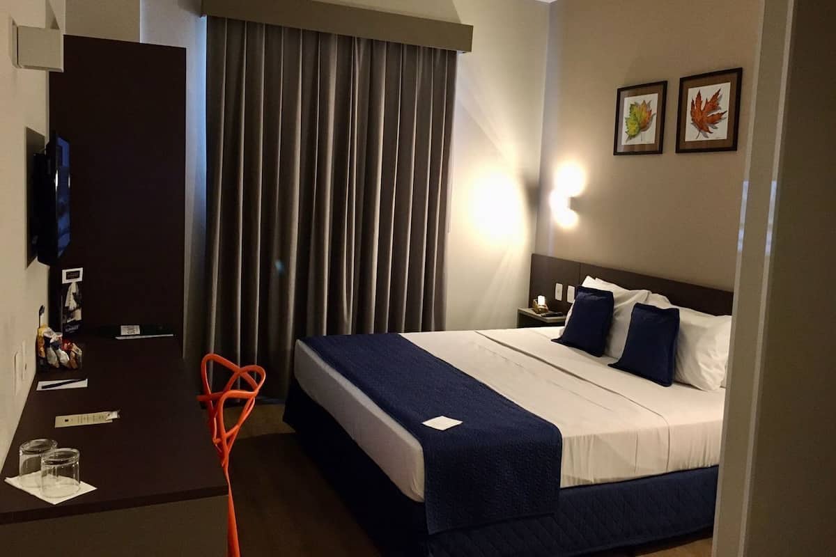 Frigobar, cofres nos quartos, escrivaninha, quartos à prova de som