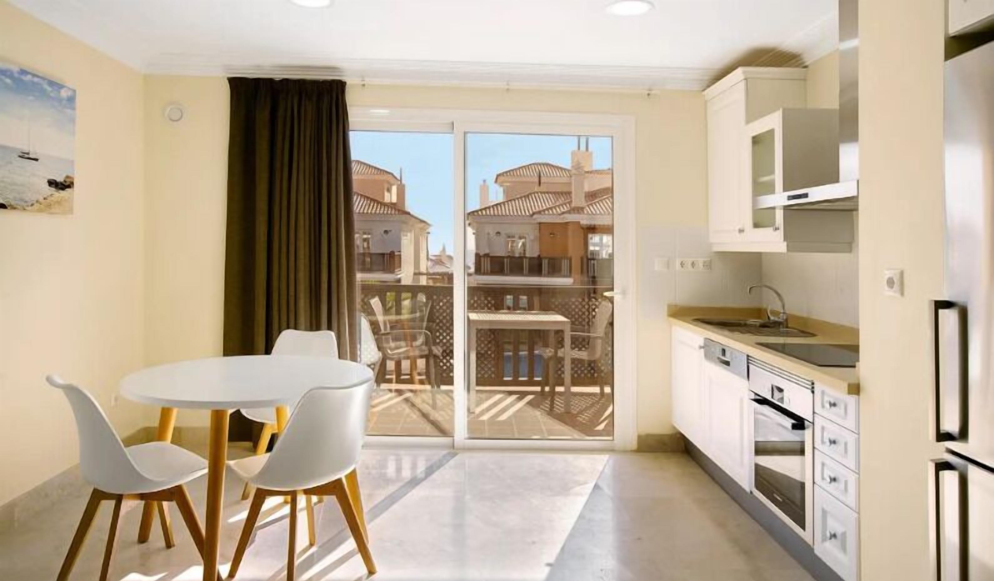 Geladeira grande, cafeteira/chaleira