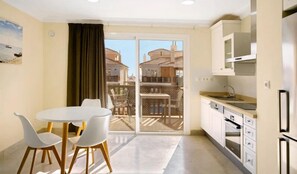 Grand réfrigérateur, cafetière/bouilloire