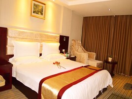 Zimmersafe, Verdunkelungsvorhänge, Bügeleisen/Bügelbrett