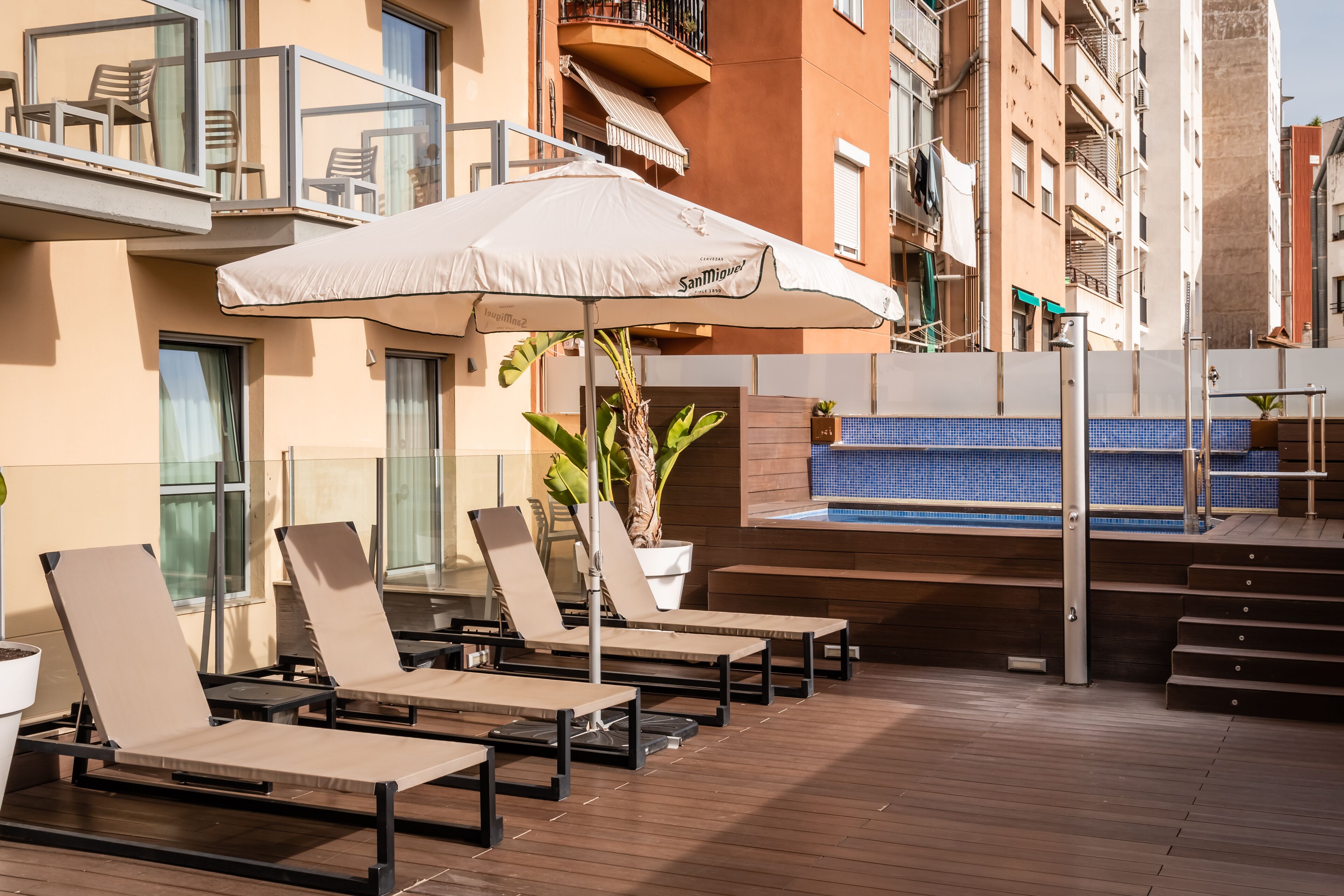 Una piscina al aire libre de temporada