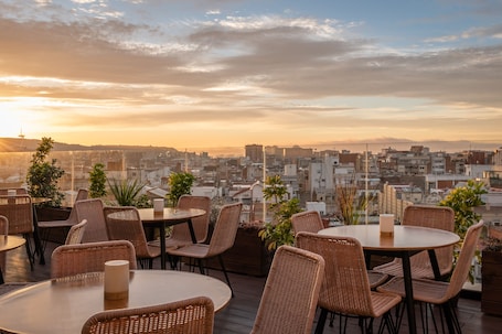 Bar (en la propiedad). Arya Stadium Hotel