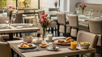Desayuno buffet diario (EUR 14 por persona)