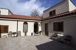 Outdoor dining - Villa Divani (Mostar)