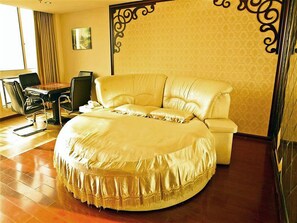 ตู้นิรภัยในห้องพัก, เตารีด/โต๊ะรีดผ้า, Wi-Fi ฟรี