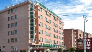 Edifício de hotel com vários andares e um letreiro grande na fachada.
