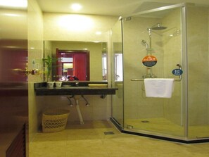 Dusche, kostenlose Toilettenartikel, Haartrockner, Hausschuhe