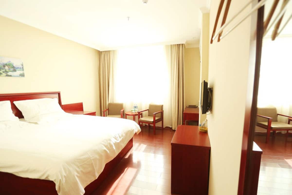 Blackout drapes, iron/ironing board, free WiFi, bed sheets