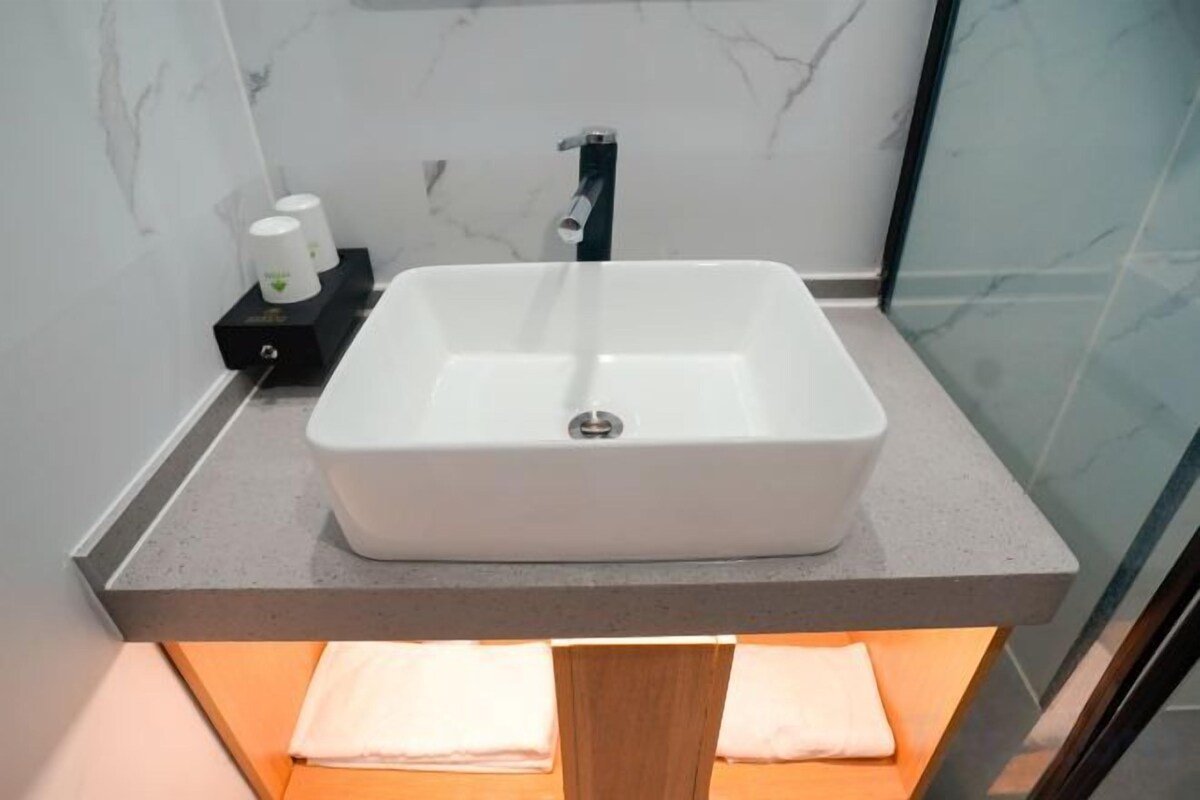 Ducha, artículos de higiene personal gratuitos y secador de pelo
