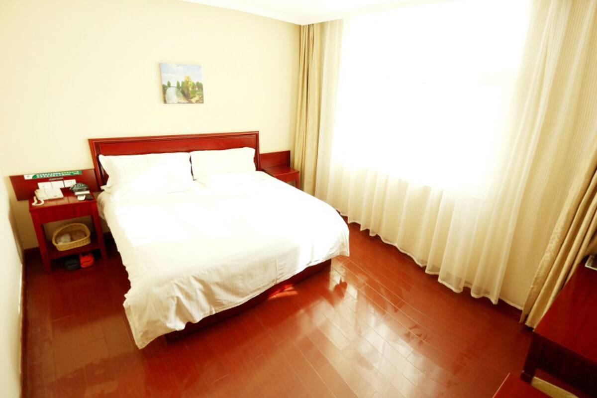 Blackout drapes, iron/ironing board, free WiFi, bed sheets