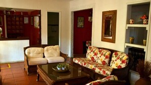 Una sala de estar con sofá, sillones y una mesa de centro.