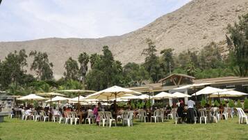 منطقة خارجية لإقامة الولائم والاحتفالات