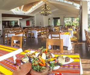 Breakfast and lunch served, Regional cuisine