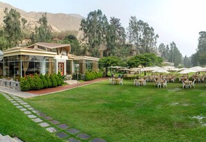 Breakfast and lunch served, Regional cuisine