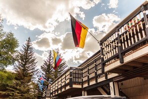 A building with balconies and flags. - Frisco Lodge (Frisco)