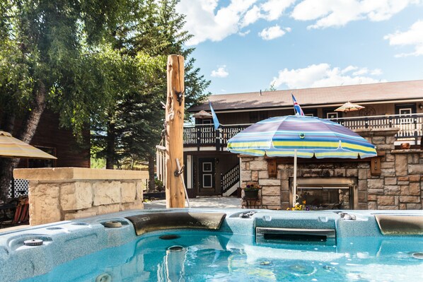 Familjerum - flera sängar - delat badrum - utsikt mot bergen | Bubbelpool utomhus