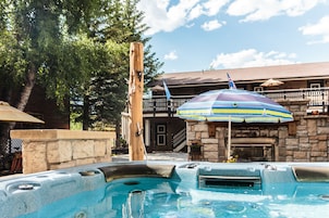 Family Room, Multiple Beds, Shared Bathroom, Mountain View | Outdoor spa tub