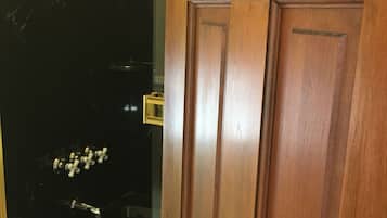 Standard Room, 1 Queen Bed, Private Bathroom, Mountain View | Bathroom | Free toiletries, hair dryer, bathrobes, towels