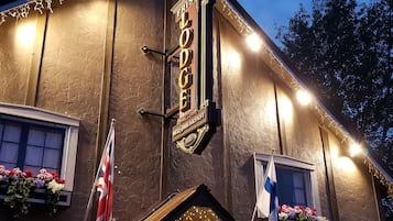 Fassade der Unterkunft – Abend/Nacht