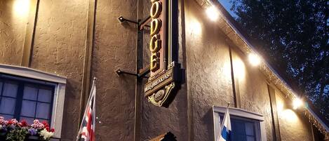 Boendets fasad - kväll/natt