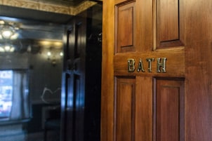 Standard Room, 1 Queen Bed, Private Bathroom, Mountain View | Individually decorated, individually furnished, free WiFi, bed sheets