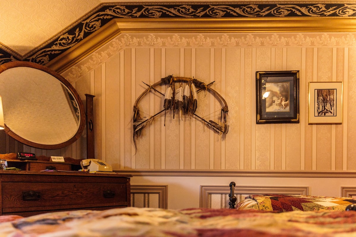 Economy Twin Room, 2 Twin Beds, Shared Bathroom, Mountain View, RM05 | Individually decorated, individually furnished, free WiFi, bed sheets